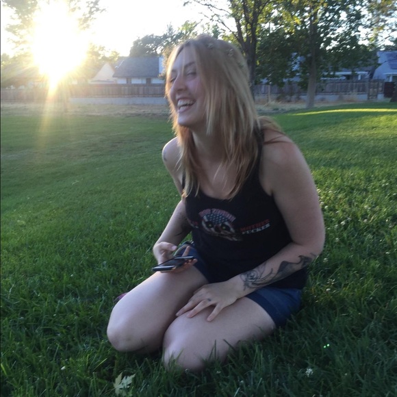 Meet your Posher, Caitlin - Picture 3 of 4